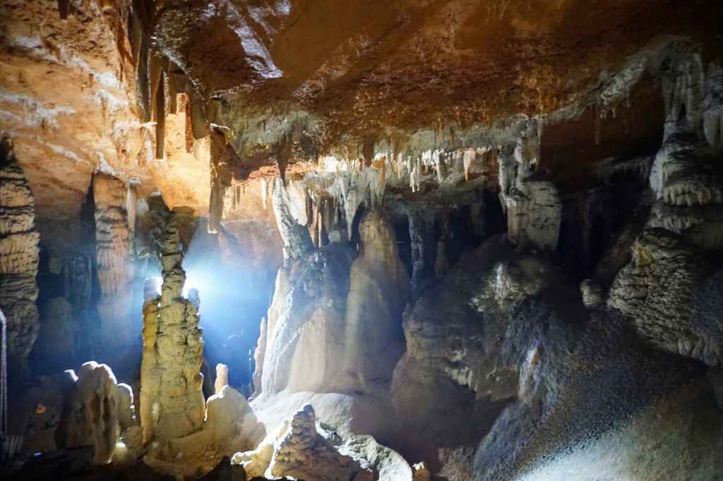 Tropfsteine in Höhle