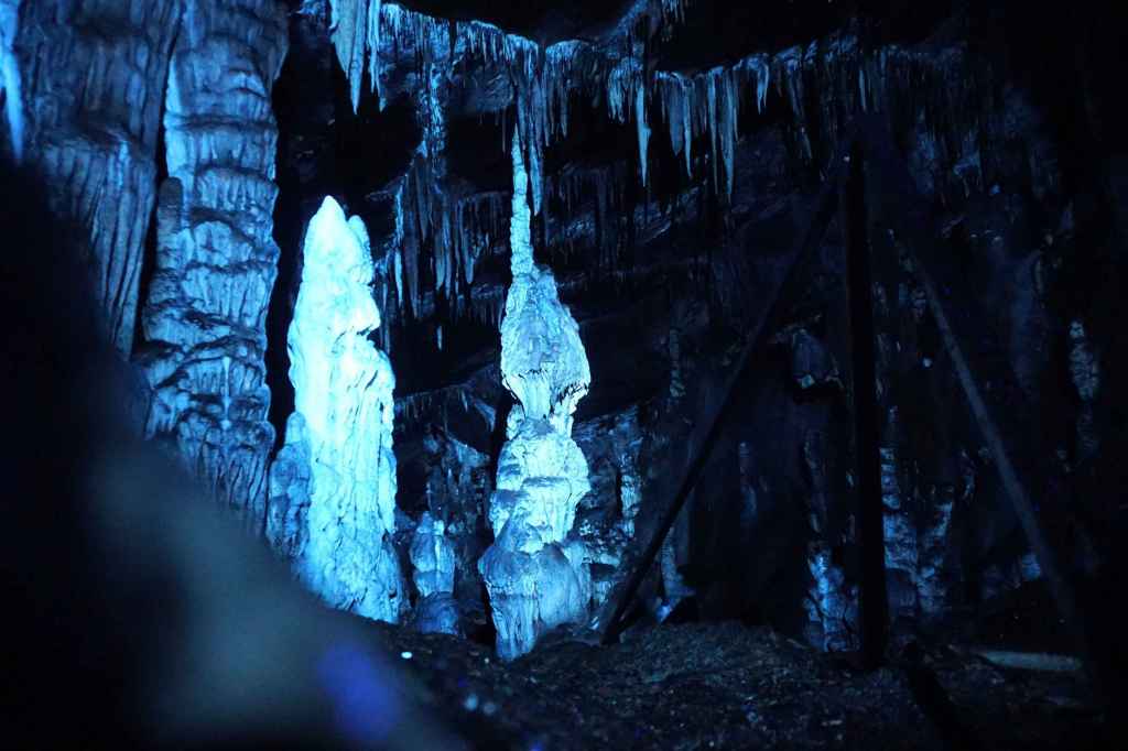 Höhle unter UV-Licht
