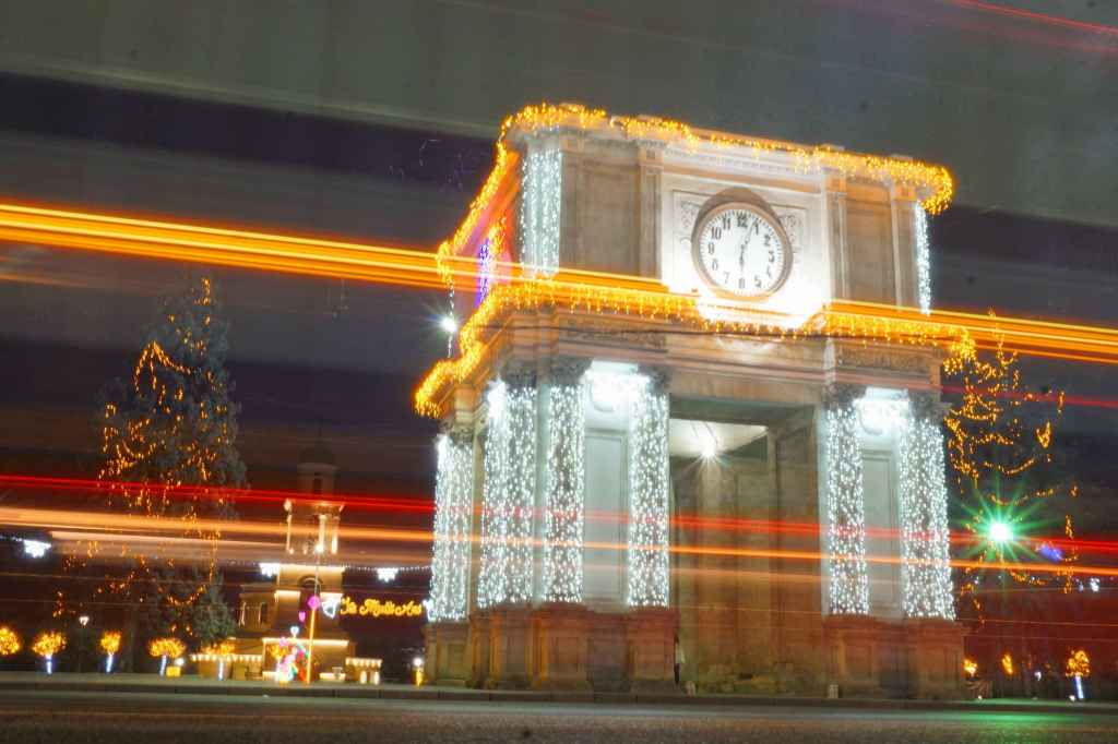 Langzeitbelichtung des Arcul de Triumf