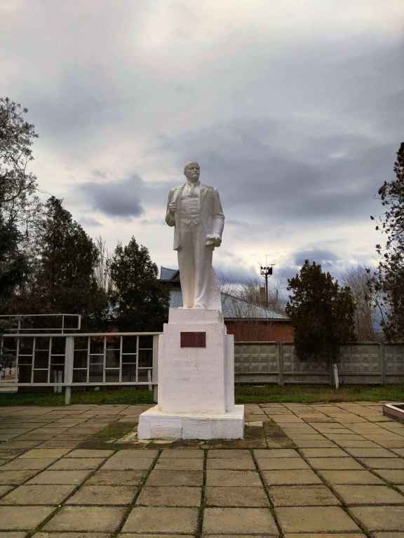 Weiße Leninstatue in Parcani