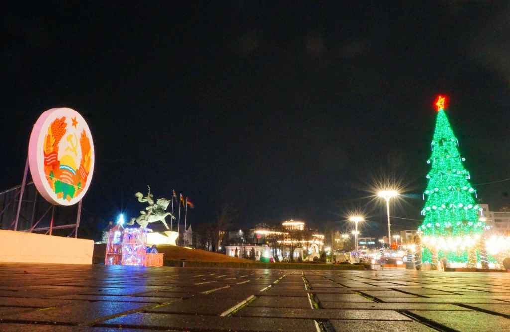 Weihnachtsmarkt und Suvrov Denkmal