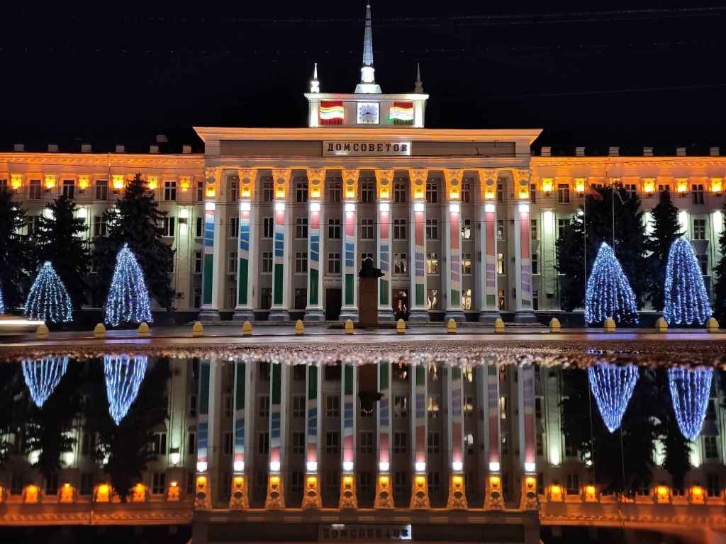 Rathaus von Tiraspol bei Nacht