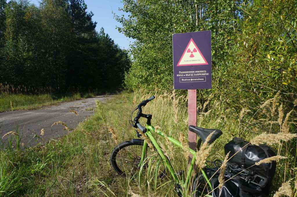 Fahrrad Bei Pobeda Vor Strahlenwarnschild