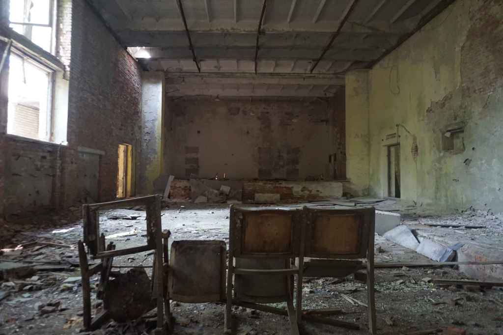 Verlassene Bühne Schulturnhalle