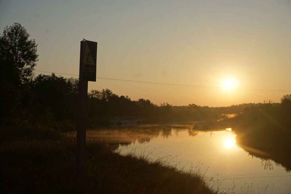 Hinweistafel Vorsicht Radioaktiv Am Fluss Iput