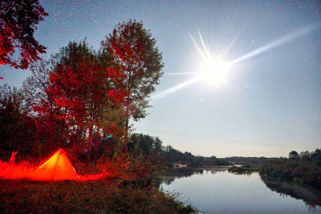 Vollmond Über Dem Fluss Iput