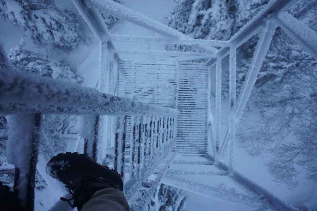 Rutschige Leiter Hochklettern