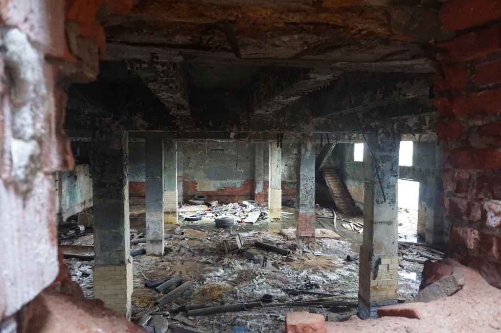 Zerstörte Produktionshalle