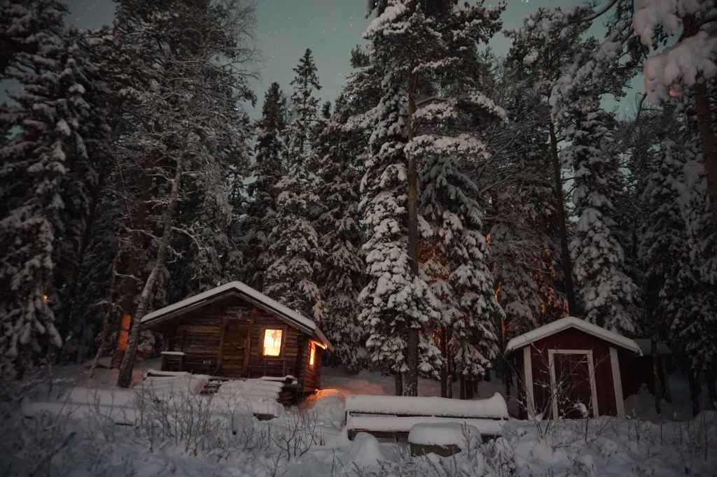 Brängstjärnskojan Und Holzschuppen