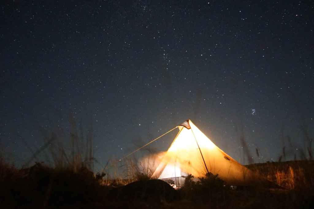 Zelten im Geghamgebirge