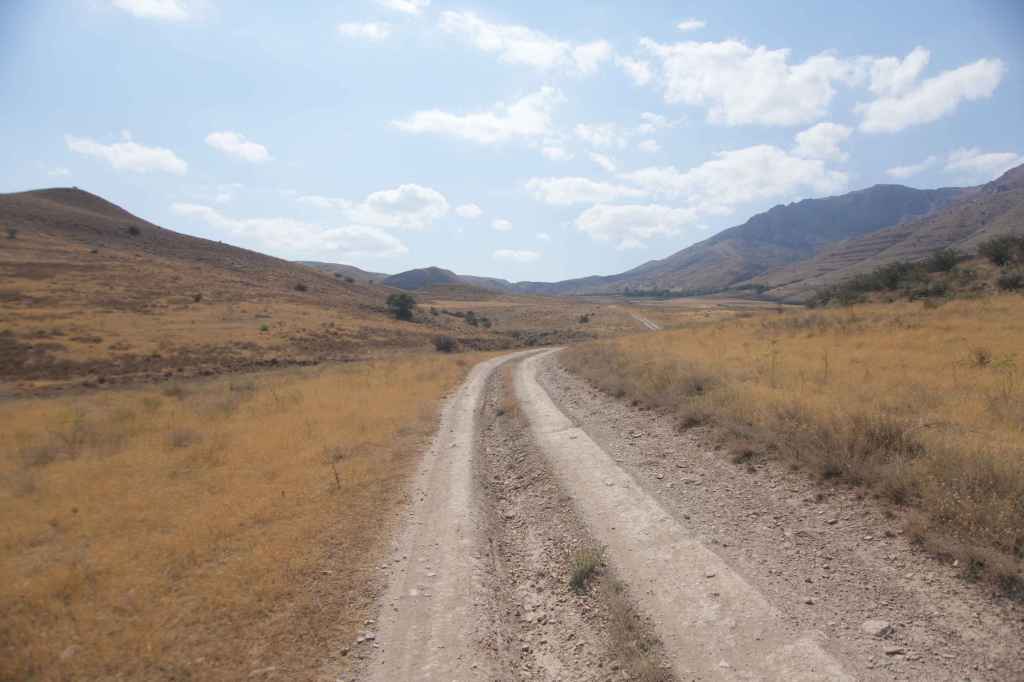 Bergstraße zur Mozrov-Höhle