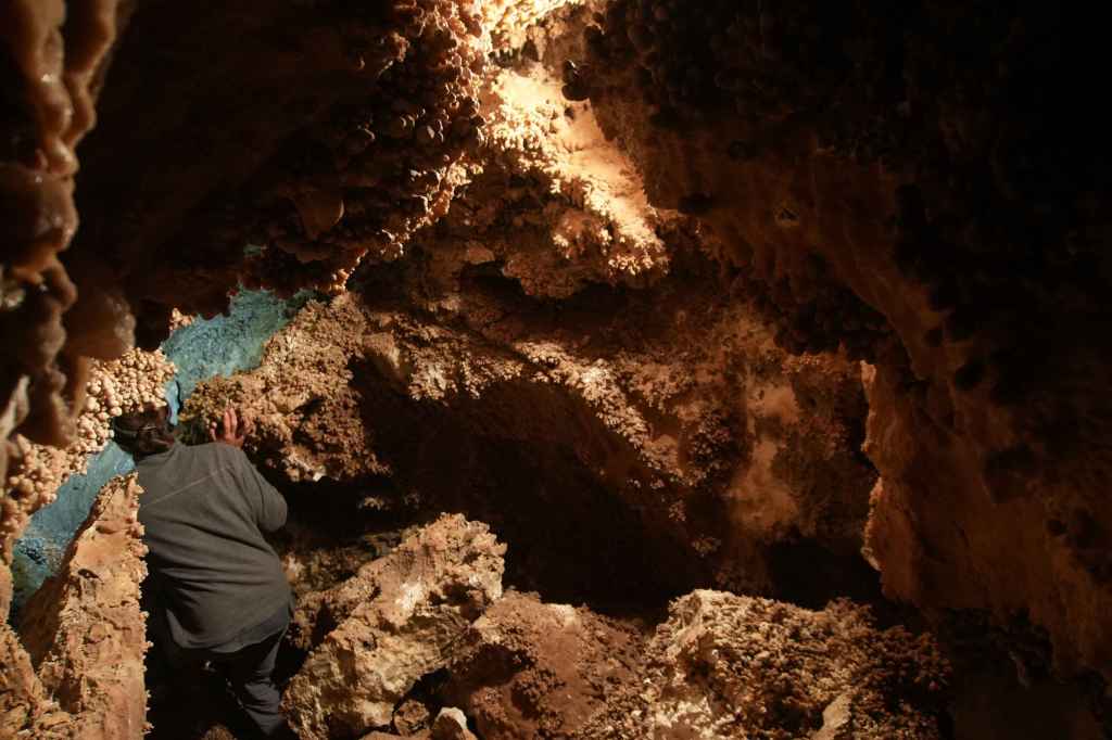 Enger Durchgang mit Tropfsteinen