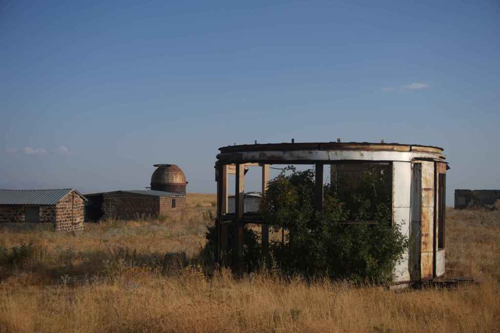 Teleskop halb überwuchert