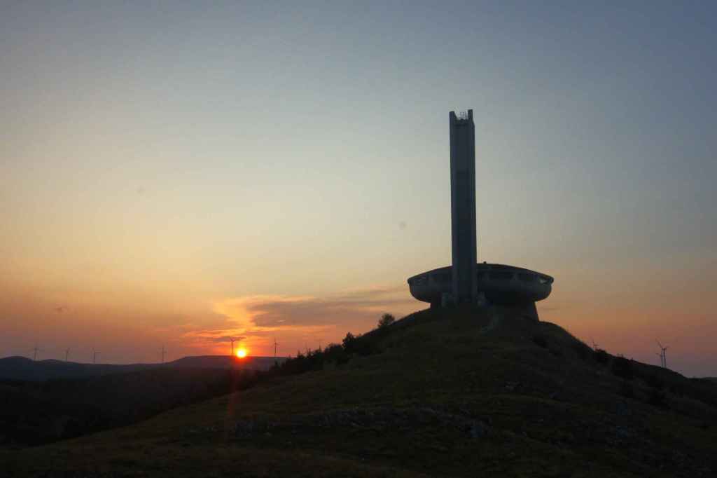 Sonnenaufgang mit Windrädern