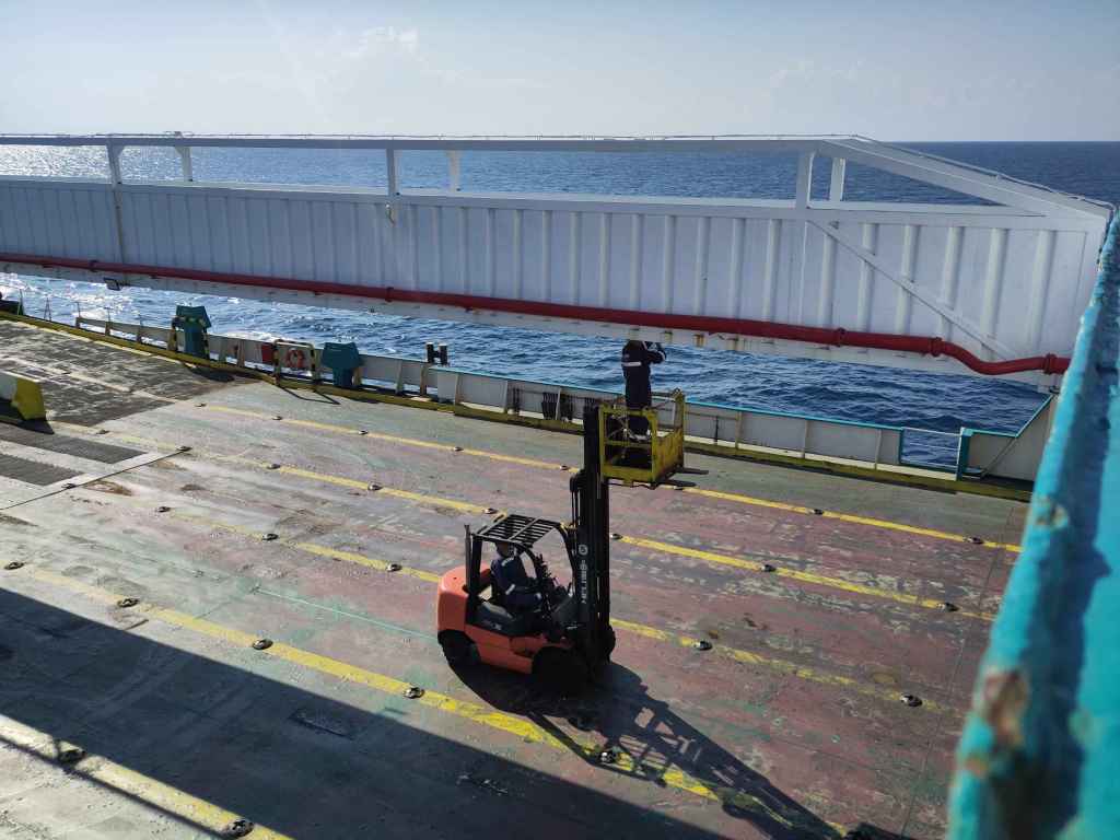 Malerarbeiten auf dem Schiff