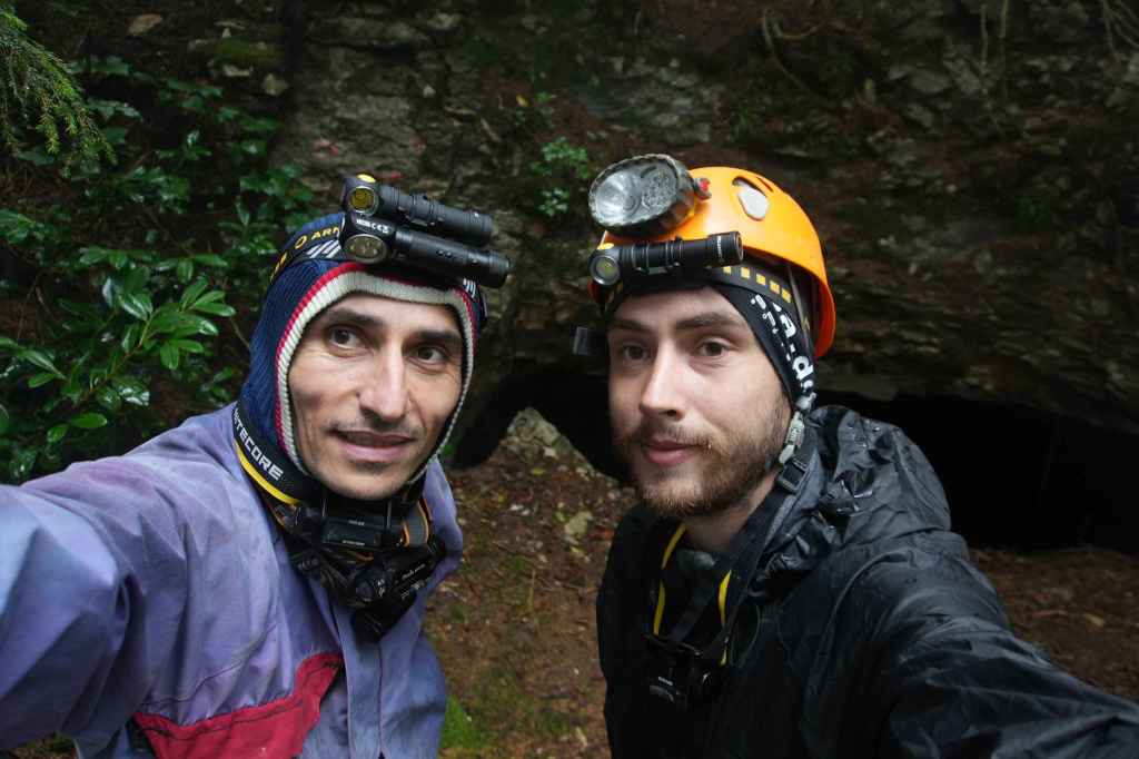 Selfie vor der Muradi-Höhle