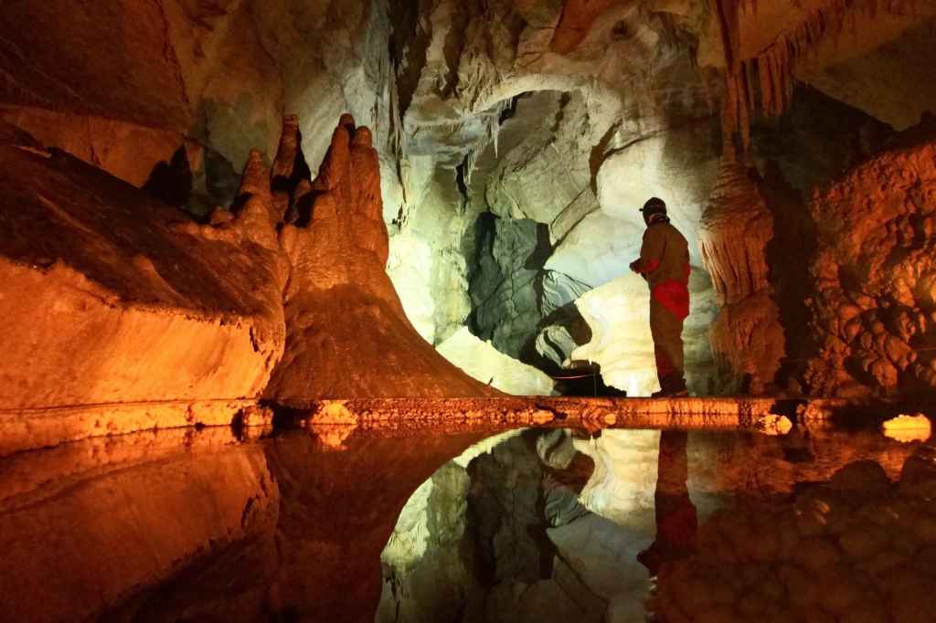 Pfütze und Stalagmiten