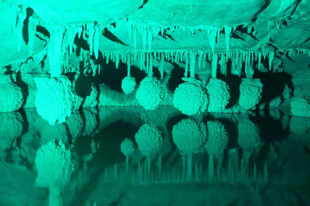 Tropfsteine mit grünem Licht