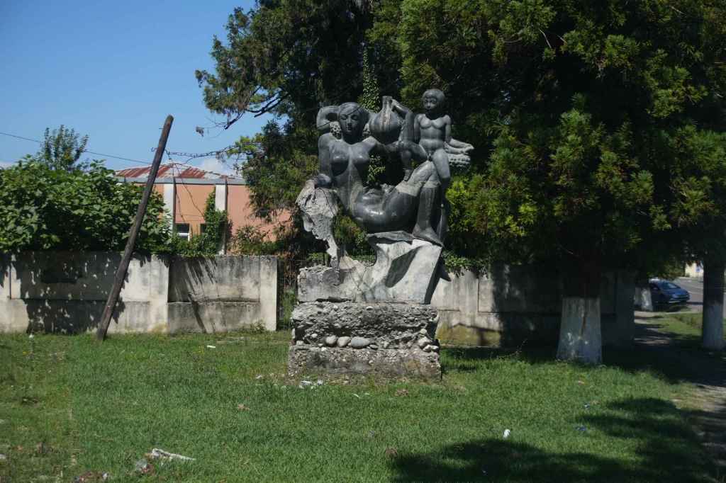 Statue Frau und Kind mit Weintrauben