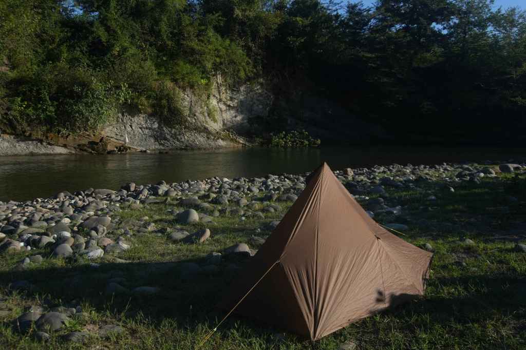 Zelten am Fluss Tekhuri