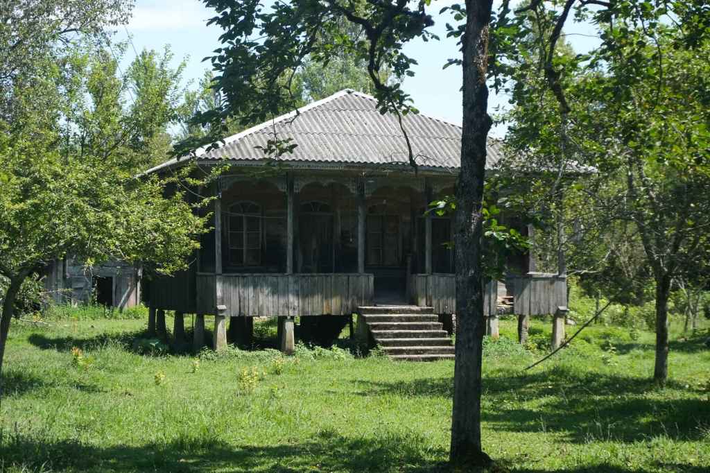 Haus auf Stelzen im Zcheniszqali-Tal