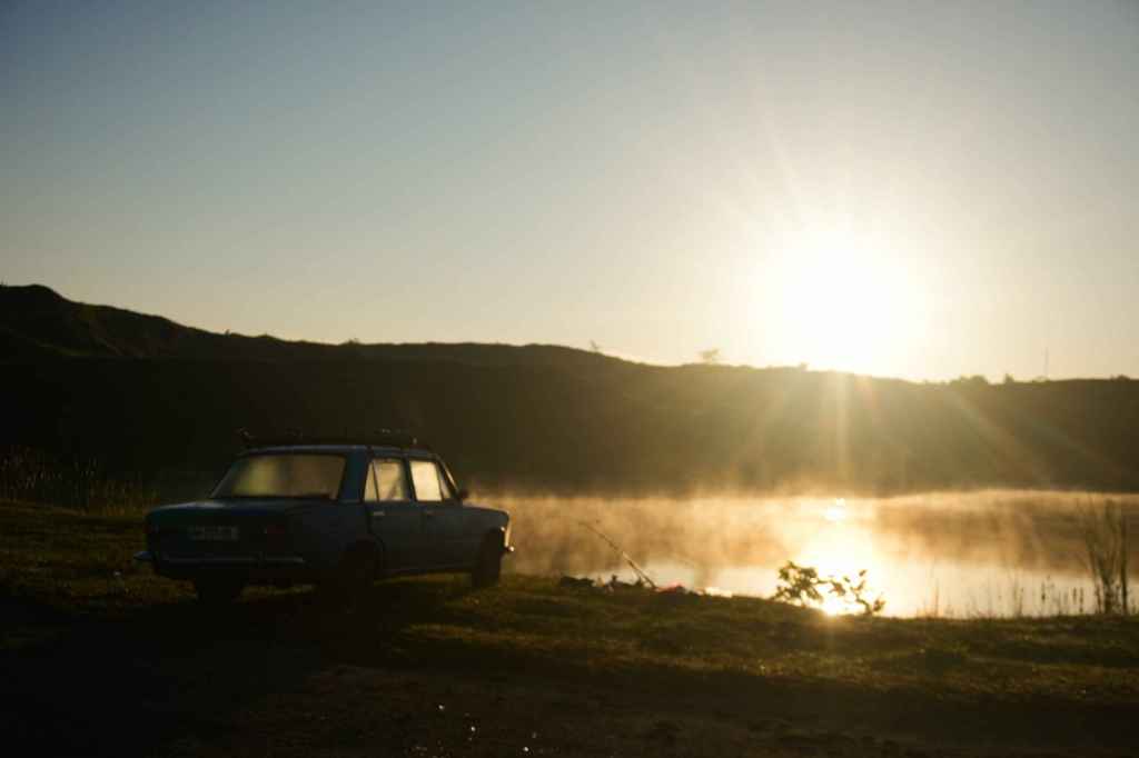 Angler bei Sonnenaufgang