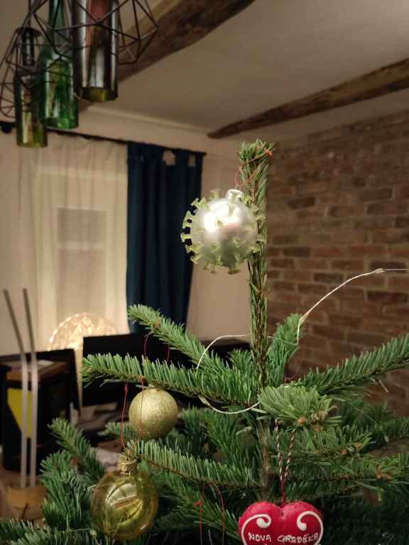 CORONA KUGEL AM BAUM