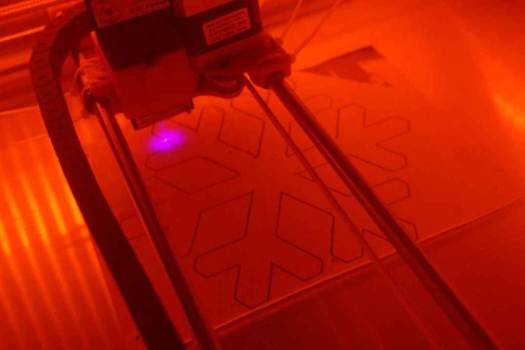 ERSTE SCHNEIDEVERSUCHE